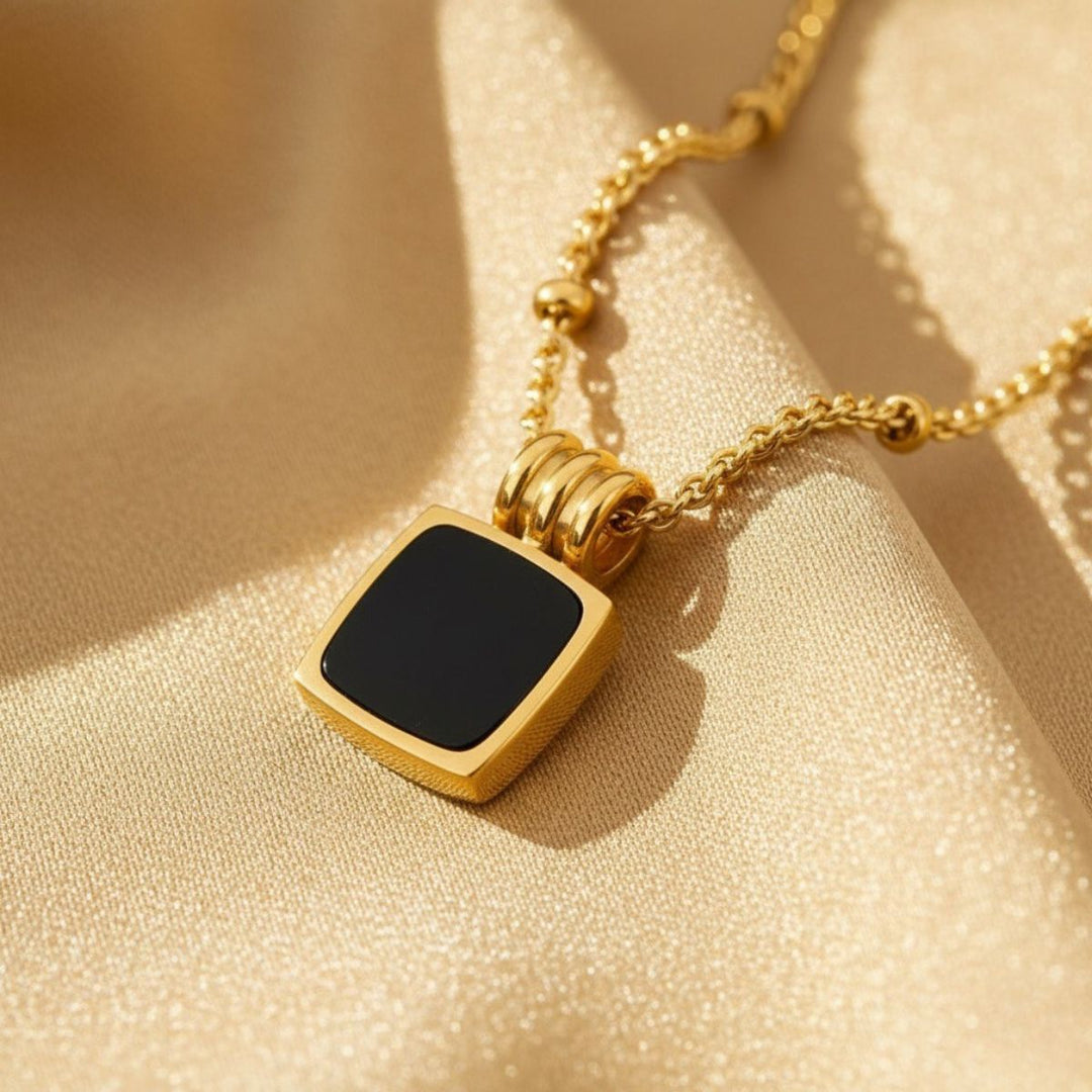 THE BLACK PENDANT NECKLACE