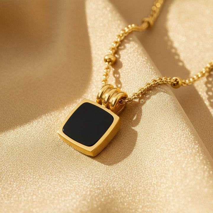 THE BLACK PENDANT NECKLACE