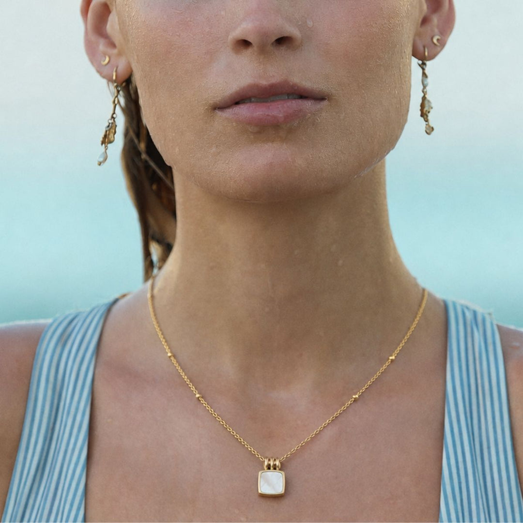 THE WHITE PENDANT NECKLACE