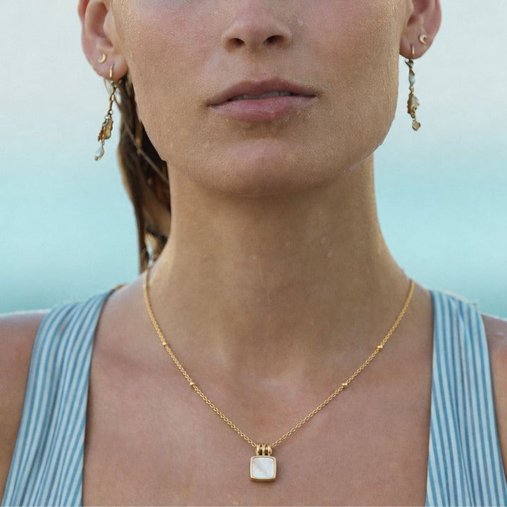 THE WHITE PENDANT NECKLACE
