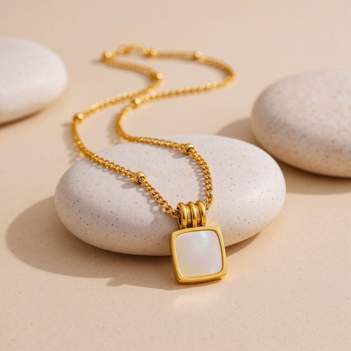 THE WHITE PENDANT NECKLACE