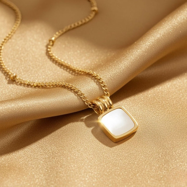 THE WHITE PENDANT NECKLACE
