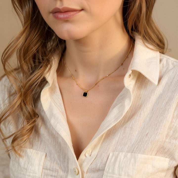 THE BLACK PENDANT NECKLACE