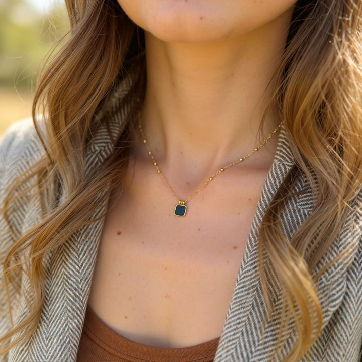 THE BLACK PENDANT NECKLACE