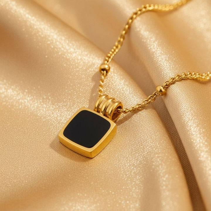 THE BLACK PENDANT NECKLACE