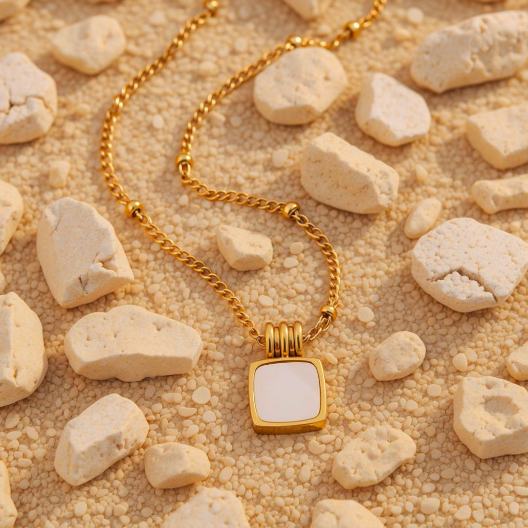 THE WHITE PENDANT NECKLACE