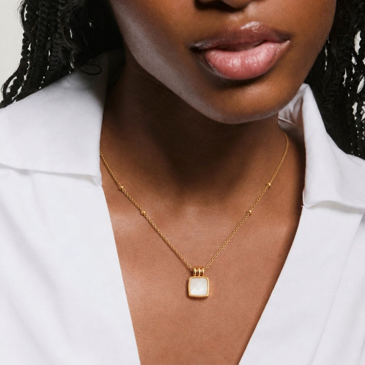THE WHITE PENDANT NECKLACE