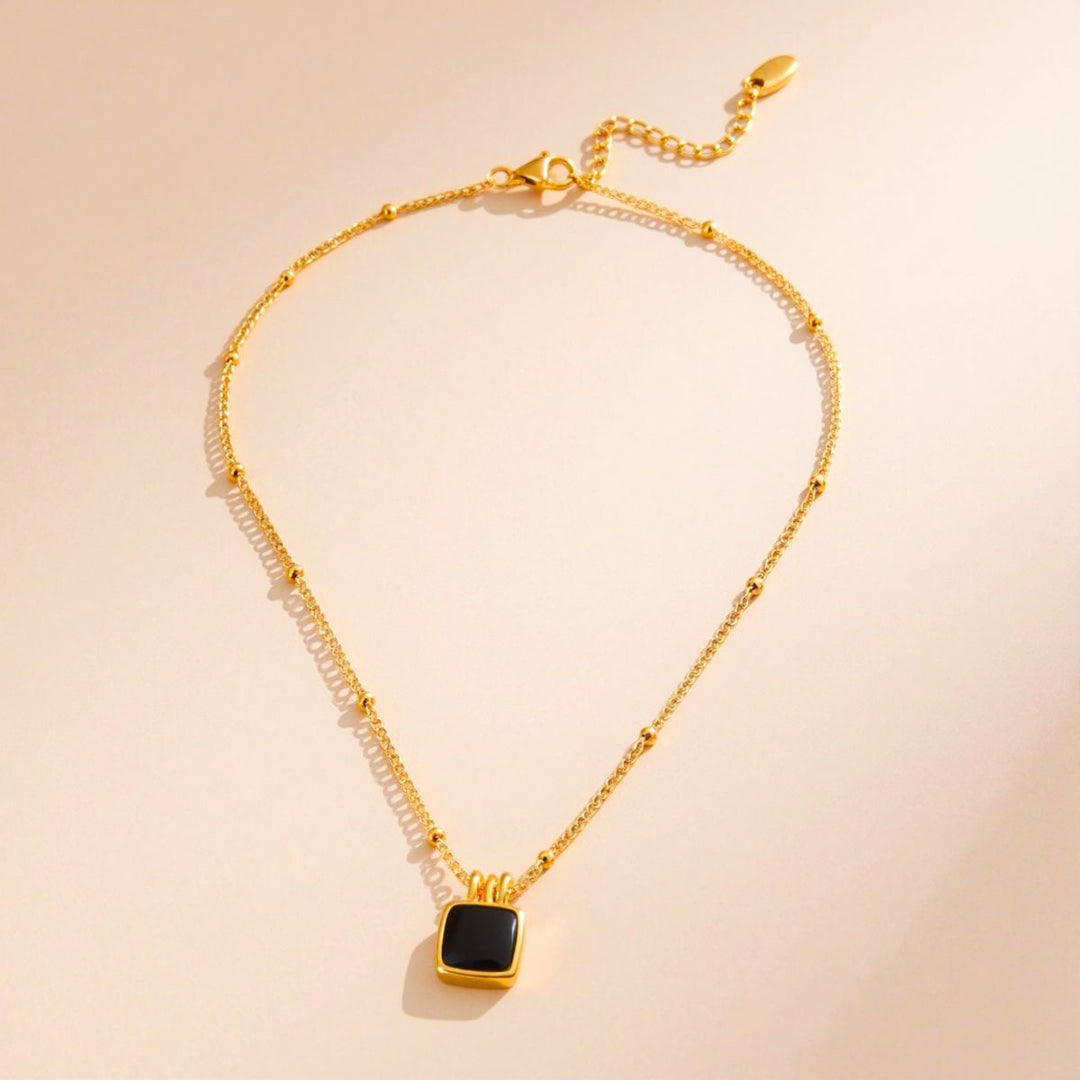 THE BLACK PENDANT NECKLACE