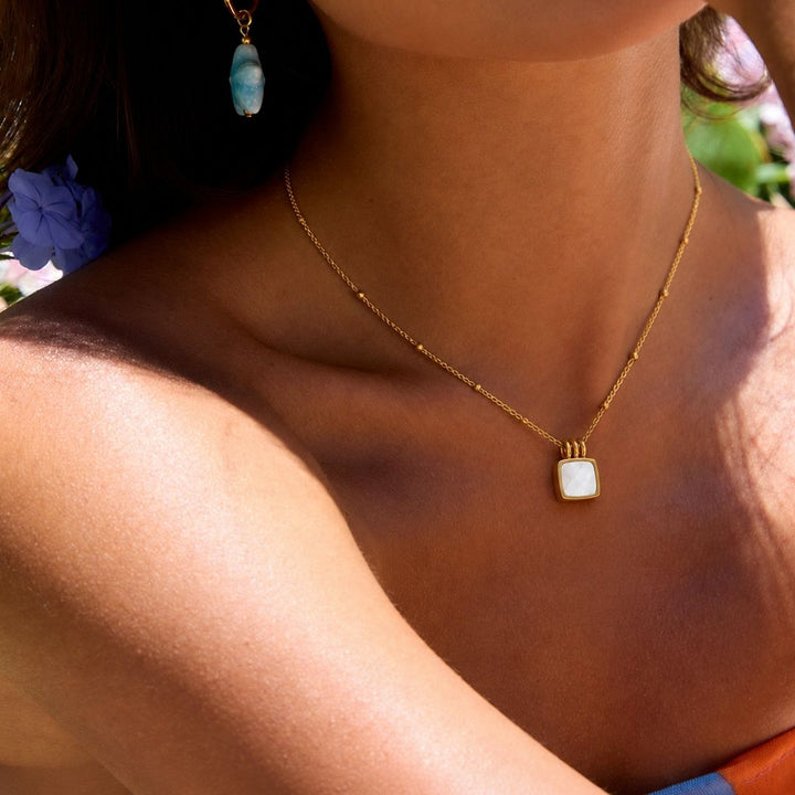 THE WHITE PENDANT NECKLACE