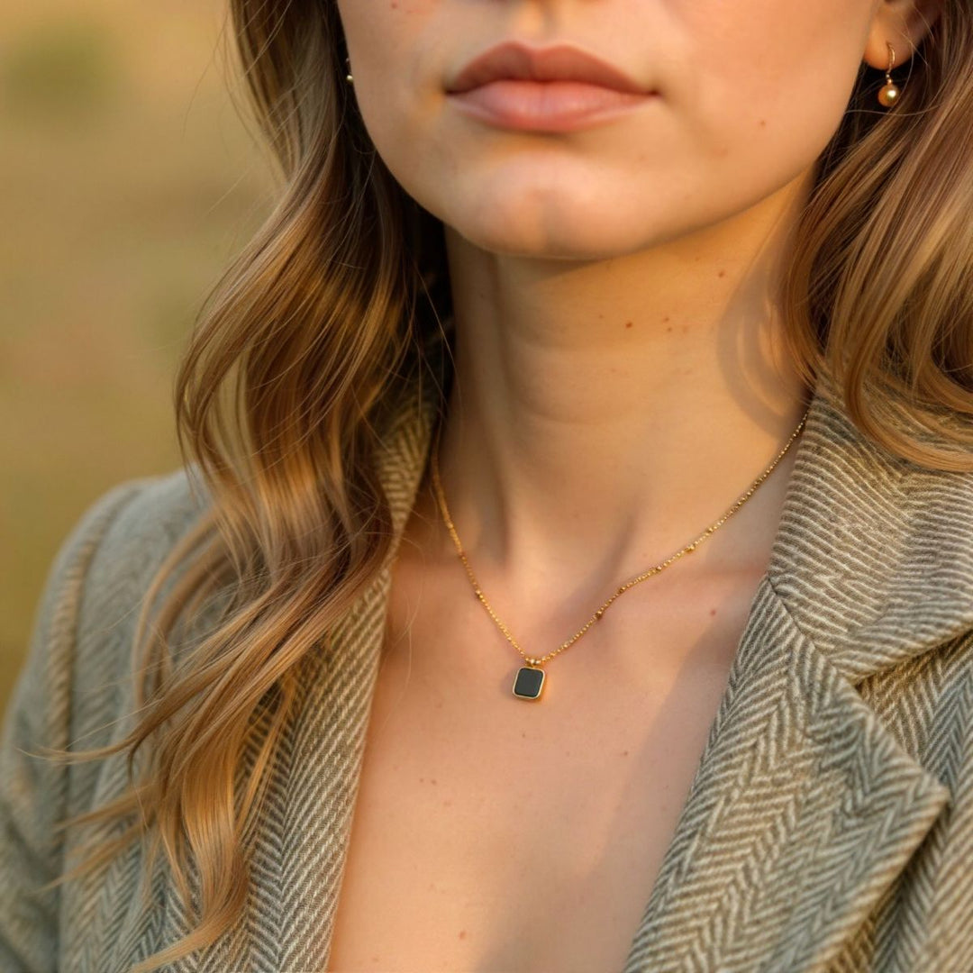 THE BLACK PENDANT NECKLACE