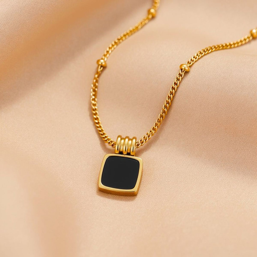 THE BLACK PENDANT NECKLACE