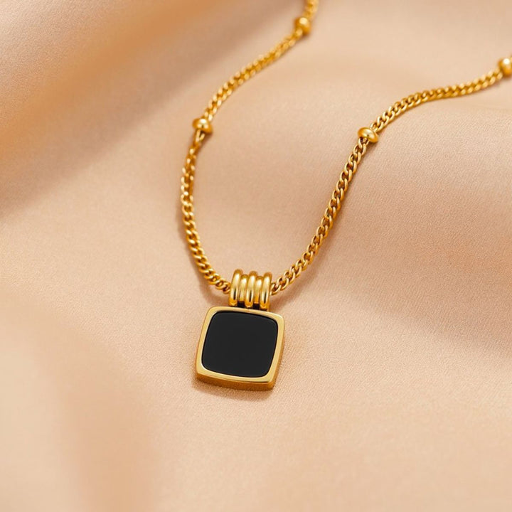 THE BLACK PENDANT NECKLACE