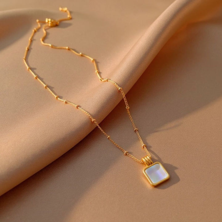 THE WHITE PENDANT NECKLACE
