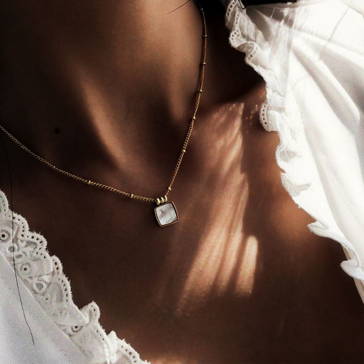 THE WHITE PENDANT NECKLACE