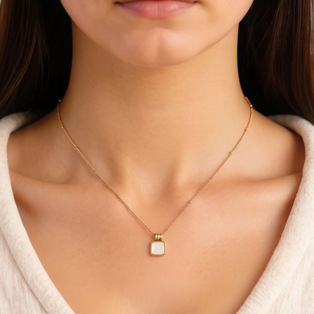 THE WHITE PENDANT NECKLACE