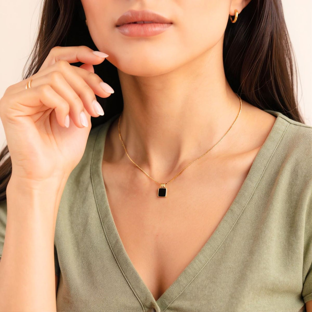 THE BLACK PENDANT NECKLACE