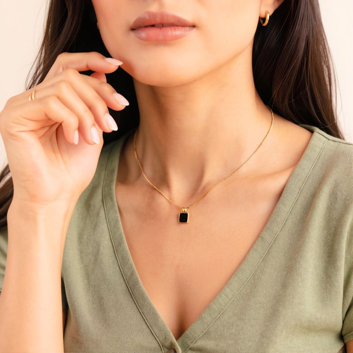 THE BLACK PENDANT NECKLACE